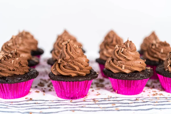 Piping Czekolada Ganache Lukier Szczycie Czekoladowe Babeczki — Zdjęcie stockowe