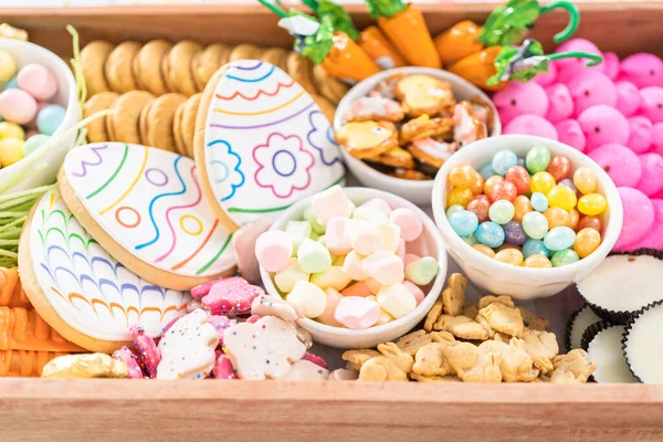 Assembling Charcuterie Board Easter Candies Cookies Marshmallows — Stock Photo, Image