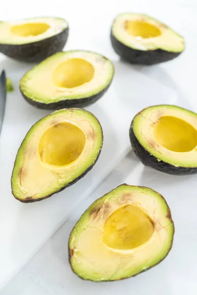 Ingrediënten Snijden Een Witte Snijplank Klassieke Guacamole Dip Maken — Stockfoto