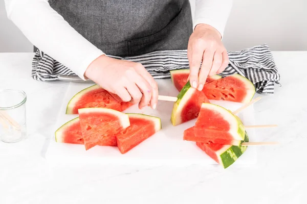 Skivning Mogna Röd Vattenmelon För Att Förbereda Chili Lime Vattenmelon — Stockfoto