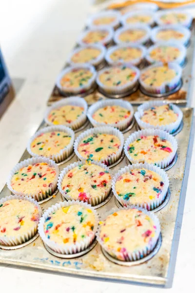 Les Cupcakes Funfetti Refroidissent Dans Une Casserole Cupcakes — Photo