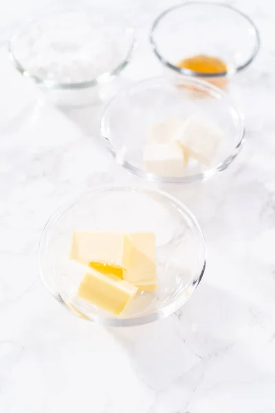 Krem Peynirli Çiseleme Sosu Hazırlamak Için Bardağın Içindeki Ölçülü Malzemeler — Stok fotoğraf