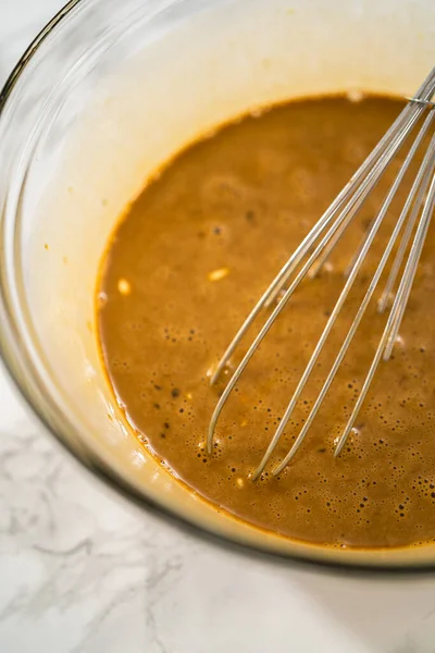 Misturando Ingredientes Uma Tigela Mistura Vidro Grande Para Assar Bolinhos — Fotografia de Stock