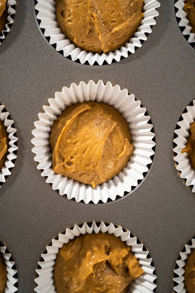 Scooping Pâte Cupcake Avec Une Cuillère Pâte Dans Des Doublures — Photo