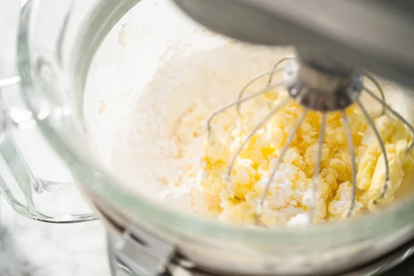 Zutaten Einer Großen Schüssel Mit Küchenmixer Mischen Eierlikör Buttercreme Zuckerguss — Stockfoto