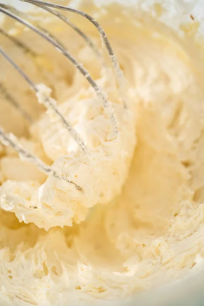 大きなガラスの混合ボウルに成分を混合キッチンミキサーに卵バタークリームの霜降りを作るために — ストック写真