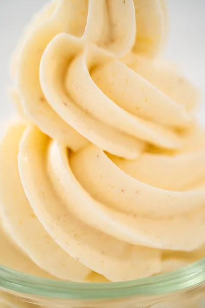 Vortice Crema Burro Allo Zabaione Glassa Una Piccola Ciotola Vetro — Foto Stock