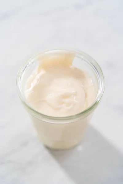 小さなガラス瓶でクリームチーズ釉薬 — ストック写真