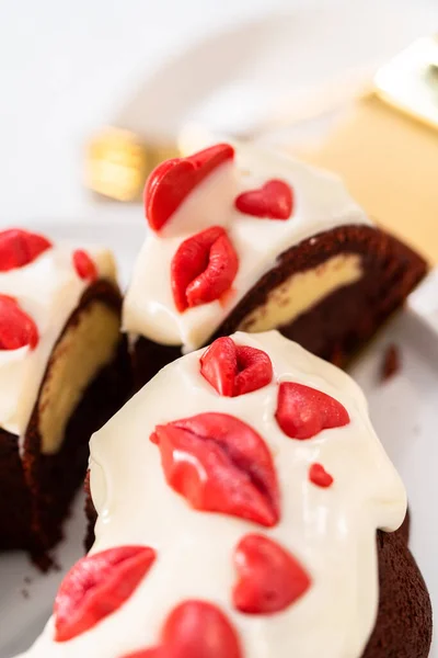 Rebanando Pastel Terciopelo Rojo Recién Horneado Con Labios Chocolate Corazones — Foto de Stock