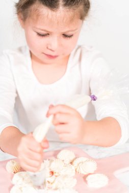 Küçük kız İtalyan tereyağı kreması tatlandırması yapıyor..
