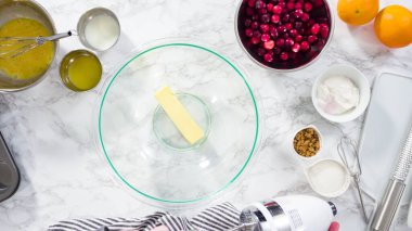 Düz yatıyordu. Adım adım. Kızılcık keki pişirmek için karışımı karıştırıyorum..