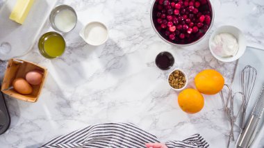 Düz yatıyordu. Adım adım. Kızılcık keki pişirmek için karışımı karıştırıyorum..