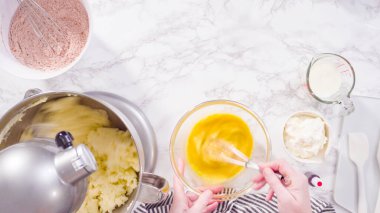 Düz yatıyordu. Adım adım. Kırmızı kadife kekler pişirmek için mutfak mikserinin malzemelerini karıştırıyorum..