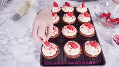 Adım adım. Süslü kırmızı kadife kekler çikolata kalpler ve öpücüklerle.