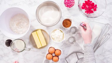 Düz yatıyordu. Adım adım. Kırmızı kadife kek pişirmek için..