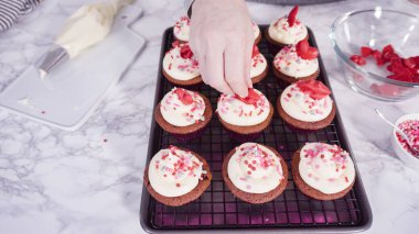 Adım adım. Süslü kırmızı kadife kekler çikolata kalpler ve öpücüklerle.
