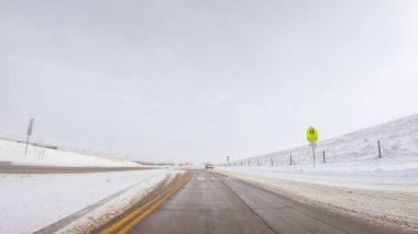Amerika 'nın banliyölerinde tipik kaldırımlı yollarda araba sürmek.