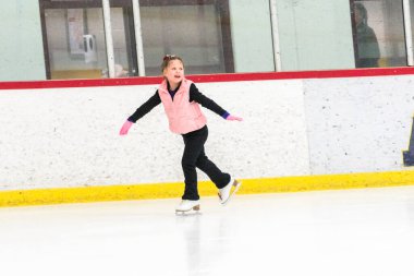 Küçük patenci sabah artistik patinaj antrenmanında elementlerini çalışıyor..