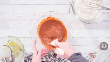 Düz yatıyordu. Çikolatalı ahududu kekleri pişirmek için malzemeler karıştırıyorum..