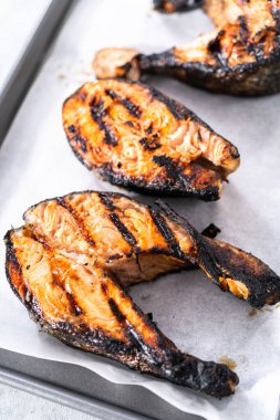 Parşömen kağıdıyla ızgara somon bifteği..