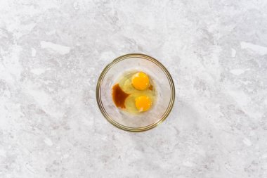 Düz yatıyordu. Tek boynuzlu at gökkuşağı çikolatalı keklerin karışımı..