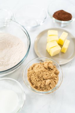 Çikolatalı kraker pişirmek için cam karıştırma kabındaki malzemeler..