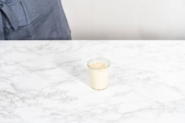 Küçük cam bir kavanozda eggnog jölesi.