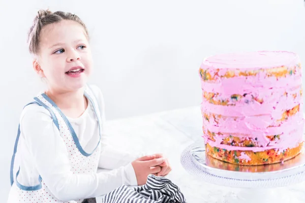 Κοριτσάκι Που Βοηθά Στο Ψήσιμο Ψηλό Κέικ Funfetti Ροζ Βουτυρόκρεμα — Φωτογραφία Αρχείου