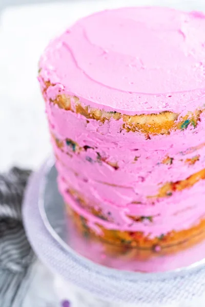 Strati Torta Funfetti Con Glassa Burro Rosa — Foto Stock