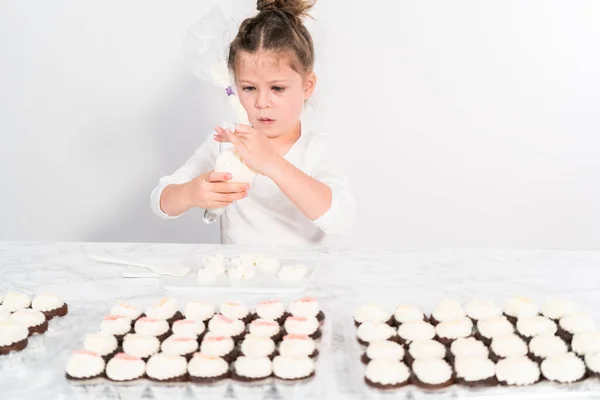 Klein Meisje Oefenen Piping Italiaanse Boterroom Glazuur — Stockfoto
