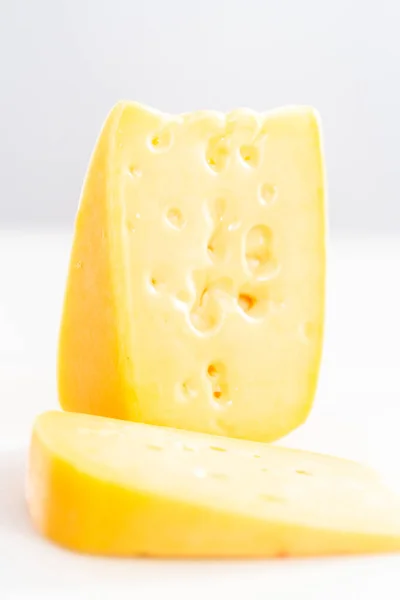 Große Scheibe Halbweicher Magerkäse Auf Weißem Hintergrund — Stockfoto