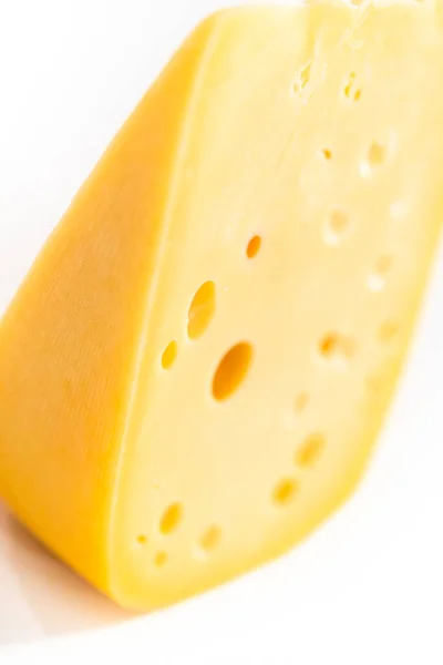 Grote Plak Halfzachte Deel Magere Kaas Een Witte Achtergrond — Stockfoto