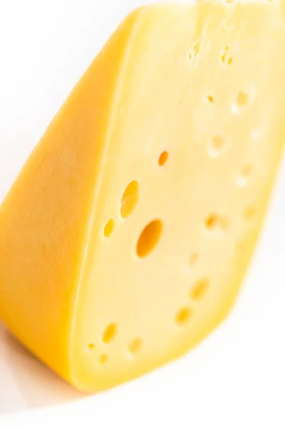 Große Scheibe Halbweicher Magerkäse Auf Weißem Hintergrund — Stockfoto