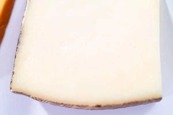 Beyaz Arka Planda Büyük Bir Dilim Eski Manchego Peyniri — Stok fotoğraf