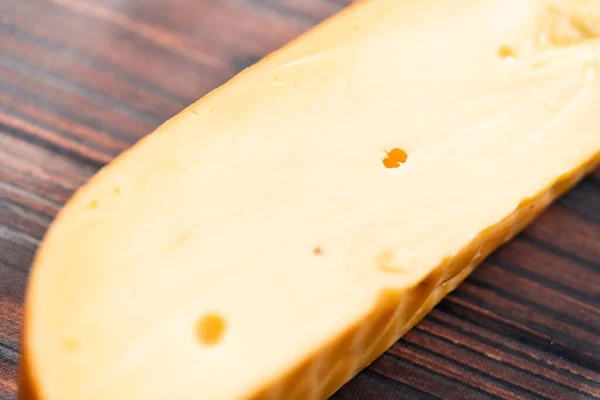 어두운 배경에 연기를 머금은 치즈를 커다란 모양으로 — 스톡 사진