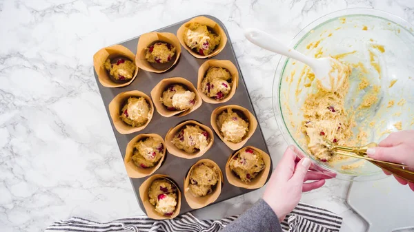 Ležel Krok Krokem Naběračky Těsta Tulipánových Muffinů Směsicí Lopatek Pečení — Stock fotografie