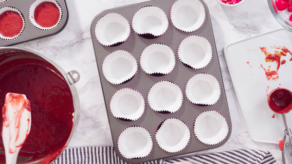 Плоский лежал. Шаг за шагом. Сбор кексовое тесто в фольгу кексы чашки, чтобы испечь красный бархатный кексы.