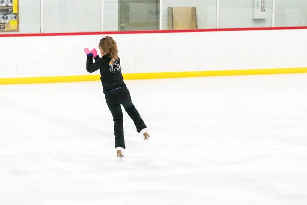 Küçük Patenci Sabah Artistik Patinaj Antrenmanında Elementlerini Çalışıyor — Stok fotoğraf