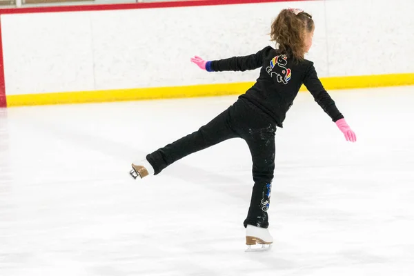 Kleine Eiskunstläuferin Übt Ihre Elemente Beim Morgendlichen Eiskunstlauf Training — Stockfoto