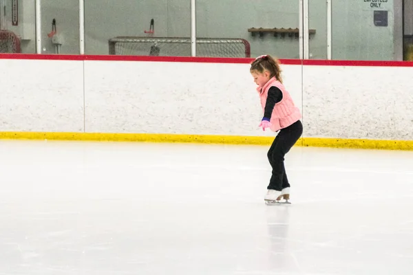 Pequeña Patinadora Practicando Sus Elementos Práctica Patinaje Artístico Matutino —  Fotos de Stock