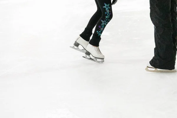 View Figure Skater Her Coach Feet Figure Skating Practice — Stock Photo, Image