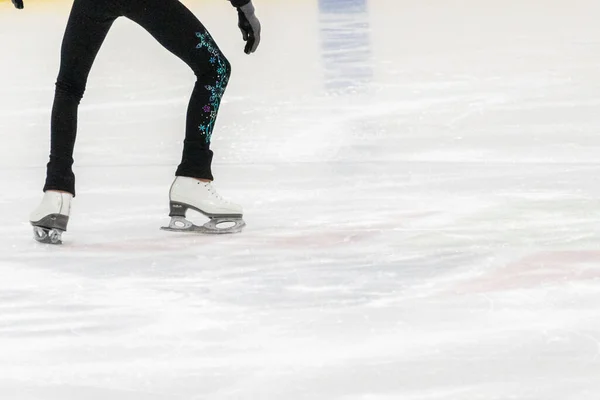 Άποψη Των Ποδιών Skater Σχήμα Στην Πρακτική Πατινάζ Σχήμα — Φωτογραφία Αρχείου