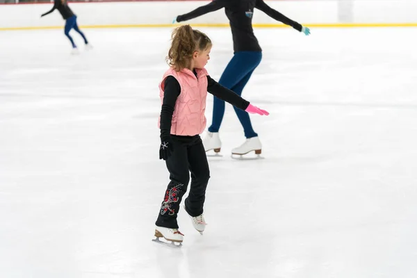 Kleines Mädchen Übt Eiskunstlauf Elemente Auf Indoor Eisbahn — Stockfoto