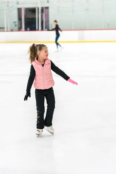 Kleines Mädchen Übt Eiskunstlauf Elemente Auf Indoor Eisbahn — Stockfoto