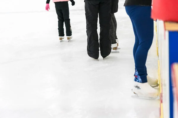 女子在室内溜冰场练习花样滑冰 — 图库照片