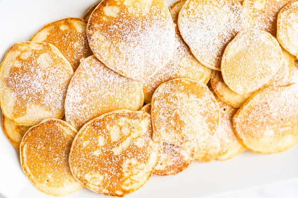 Flach Lag Frisch Zubereitete Kleine Pfannkuchen Auf Kefir Basis Garniert — Stockfoto