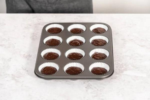 Chocolade Cupcake Deeg Cupcake Liners Scheppen — Stockfoto
