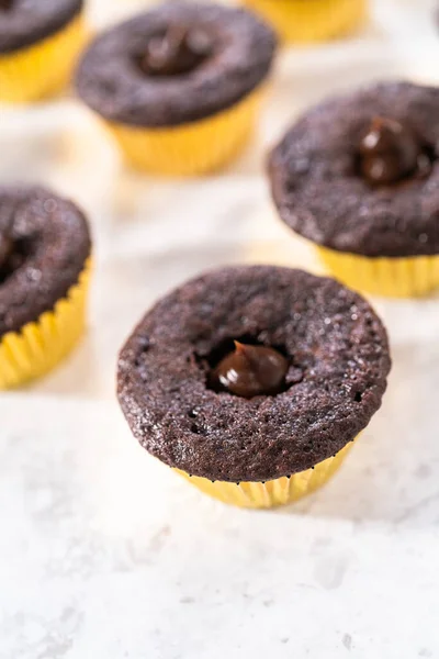 Fyllning Chokladmuffins Med Choklad Ganache — Stockfoto