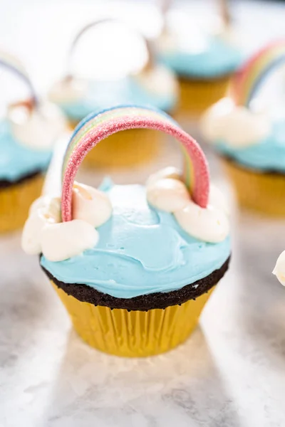 Bolinhos Chocolate Decorados Com Cobertura Creme Manteiga Azul Arco Íris — Fotografia de Stock