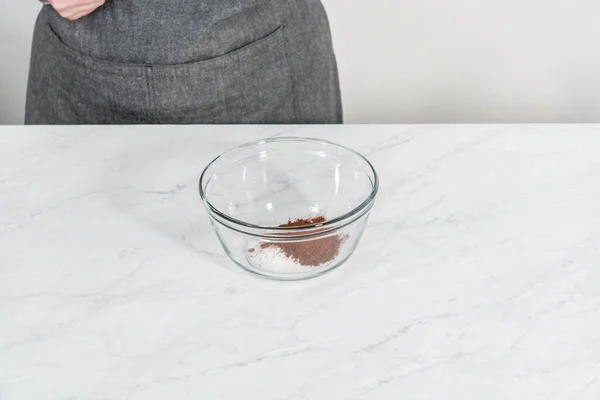 ガラスのボウルに材料を混ぜてチョコレートを焼くグラハムクラッカー — ストック写真